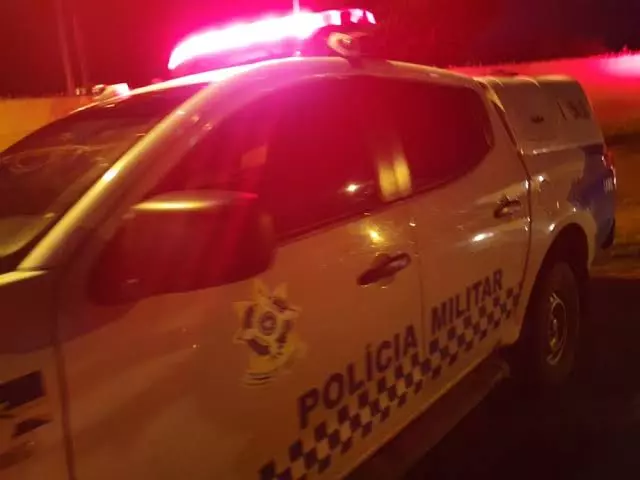 Homem é preso após tentar esfaquear vizinhos e fazer ofensas racistas e homofóbicas em Rondônia